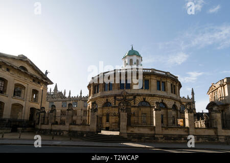 Une rangée de têtes sculptées en pierre montée sur le parapet et embarquement à l'Sheldonian Theatre dans Broad Street, Oxford, Angleterre Banque D'Images