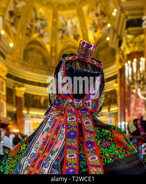 Femme chef de l'arrière de la Basilique St.Stephen,Budapest.bandeau et écharpe,décorées de snoods broderie folklorique hongrois Banque D'Images