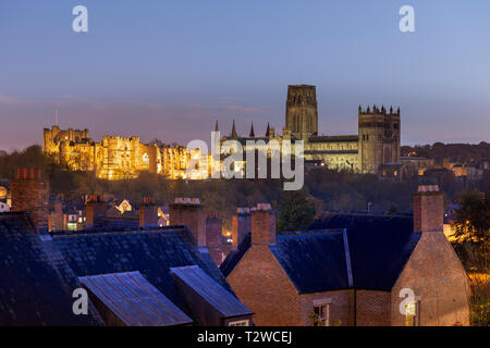 Château de Durham et de la Cathédrale illuminée la nuit Banque D'Images