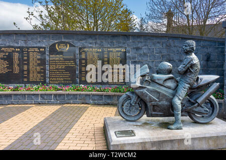 Joey Dunlop champion Moto Racer statue dans le jardin du souvenir la famille Dunlop Ballymoney dans le comté d'Antrim, en Irlande du Nord Banque D'Images