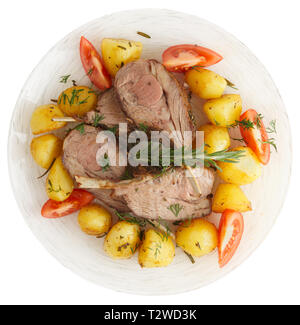Style rustique carré d'agneau aux pommes de terre rissolées isolated on white Banque D'Images