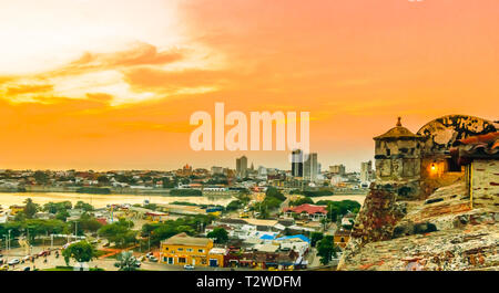 Paysage urbain de Carthagène à partir de la forteresse San Felipe - Colombie. Vue sur la ville de Carthagène à partir de la forteresse San Felipe - Colombie Banque D'Images