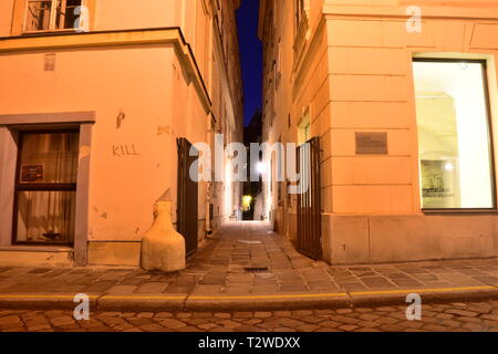 Ruelle, une petite rue latérale comme un passage et liaison entre et Grünangergasse Blutgasse avec vieux murs de la ville historique de Vienne. Banque D'Images