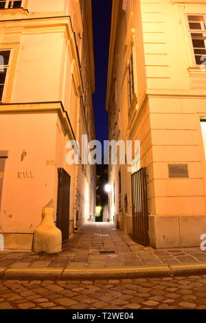 Ruelle, une petite rue latérale comme un passage et liaison entre et Grünangergasse Blutgasse avec vieux murs de la ville historique de Vienne. Banque D'Images