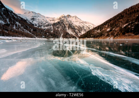 Glace au lac Palù Pian à l'aube en Trentino Alto Adige. L'Italie, l'Europe Banque D'Images