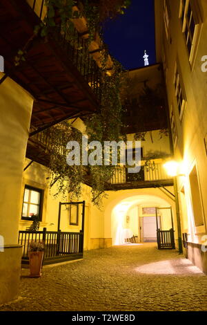 3 Blutgasse révèle un 17e siècle romantique typique maison Pawlatschenhof à Vienne avec cour intérieure verdoyante et couloirs étroits ouverts dans le vieux quartier. Banque D'Images