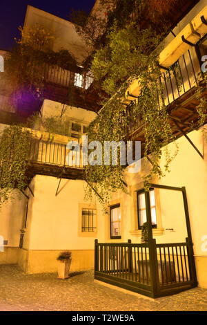 3 Blutgasse révèle un 17e siècle romantique typique maison Pawlatschenhof à Vienne avec cour intérieure verdoyante et couloirs étroits ouverts dans le vieux quartier. Banque D'Images