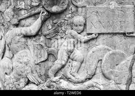 Un ange et un Clyde mcphatter décorer une partie de cette antique, terracotta font baptismal sur la terrasse sud de la Chambre de Biltmore à Asheville, NC, USA Banque D'Images