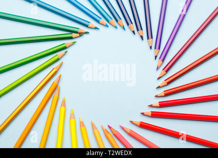 Crayons de couleur sont disposés dans la forme du soleil. Palette de couleurs lumineuses de crayons sur la table. Concept Retour à l'école. Haut de la vue, télévision lay. copyspa Banque D'Images