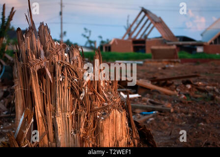 Un arbre, cassé en deux par la tornade, le 27 avril, devant une église fortement endommagés dans la ville de l'Alberta le 26 juillet 2011 à Tuscaloosa, Alabama. Banque D'Images