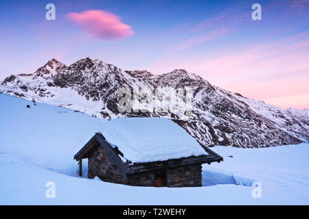 Linge refuge dans Vallecamonica au coucher du soleil, Messi vallée dans le parc national de Stelvio, province de Brescia, Lombardie, Italie, district de l'Europe. Banque D'Images