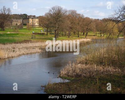 Vue sur la rivière Dearne à Bretton Hall dans un parc au Yorkshire Sculpture Park, West Yorkshire, Angleterre Banque D'Images