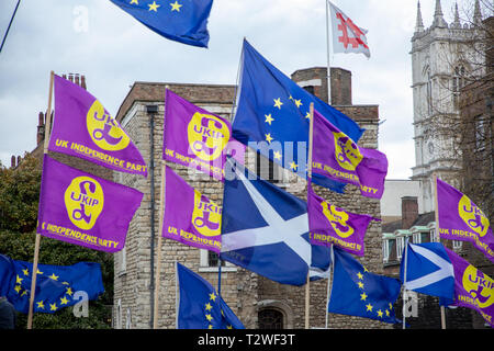 L'Écosse et l'UKIP (UK Independence Party) les drapeaux vague à l'extérieur du Parlement, London, UK avec Jewel Tower et l'abbaye de Westminster en arrière-plan. Banque D'Images