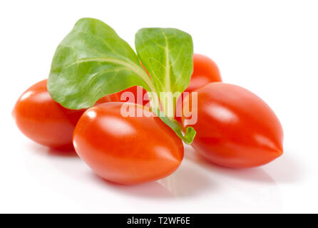 Les tomates cerise avec feuilles de salade de maïs isolé sur blanc avec ombre Banque D'Images