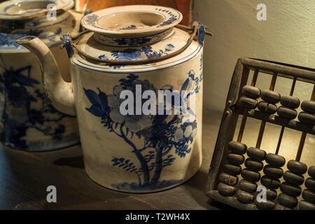Ancien bleu et blanc porcelaine et abacus chinois à Phuket Taihua Museum, un musée de l'Overseas Chinese en Phuket, Thailande. Banque D'Images