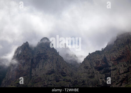 Gran Canaria, Mars, les paysages de la vallée d'Agaete, randonnée à San Pedro - Puerto de las Nieves, vue vers les grottes de Berbique Banque D'Images