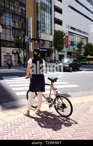 Sur la photo va cuire en attente de traverser la route Tokyo Japon. Banque D'Images