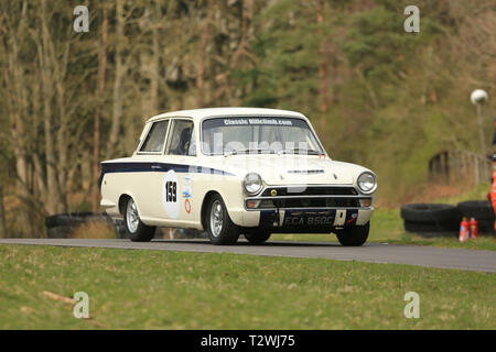 Un 1965 Lotus Cortina en prenant part à une course de cas au Royaume-Uni. Banque D'Images