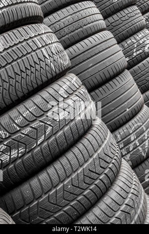 Close up des piles de vieux pneus usagés à vendre Banque D'Images