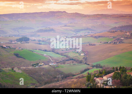 Paysage rural de campagne italienne au printemps. Province de Fermo, Italie. Les villages et les champs sur les collines Banque D'Images