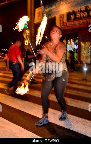 Jonglant avec des torches de Lima. Département de Lima au Pérou. Banque D'Images