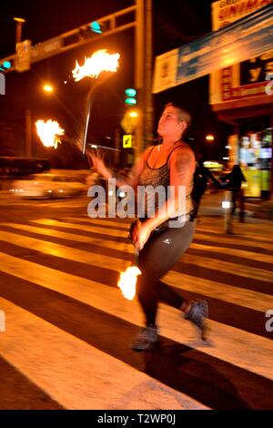 Jonglant avec des torches de Lima. Département de Lima au Pérou. Banque D'Images