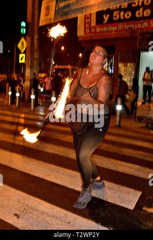 Jonglant avec des torches de Lima. Département de Lima au Pérou. Banque D'Images