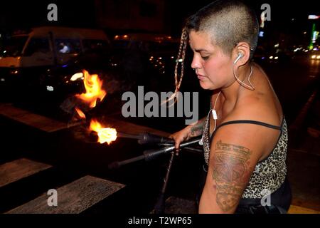 Jonglant avec des torches de Lima. Département de Lima au Pérou. Banque D'Images