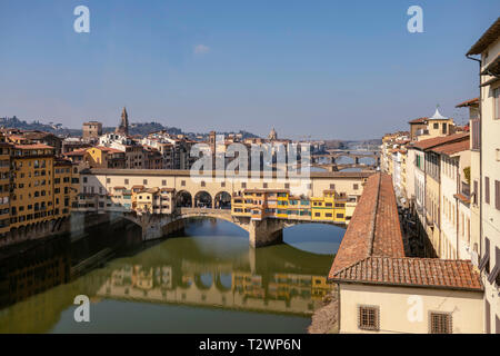 Le Ponte Vecchio et le Corridoio Vasariano sur l'Arno à Florence, Toscane, Italie vu depuis le premier étage de la galerie d'Ufizzi. Photo Banque D'Images