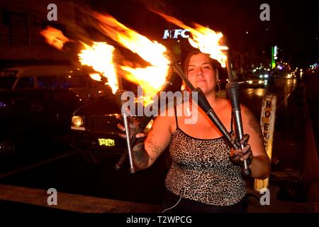 Jonglant avec des torches de Lima. Département de Lima au Pérou. Banque D'Images