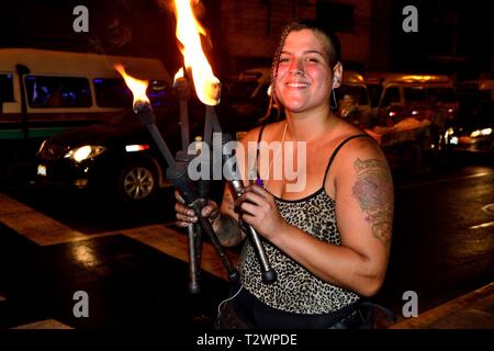 Jonglant avec des torches de Lima. Département de Lima au Pérou. Banque D'Images