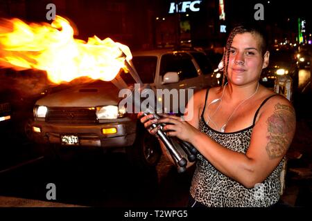 Jonglant avec des torches de Lima. Département de Lima au Pérou. Banque D'Images