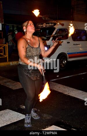 Jonglant avec des torches de Lima. Département de Lima au Pérou. Banque D'Images