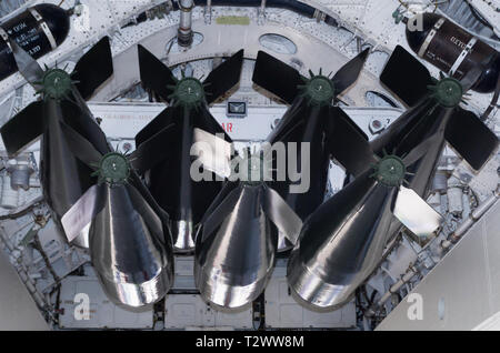 La soute à bombe de la British Avro Vulcan de la guerre froide pour les bombardiers nucléaires avec sept bombes en place. Banque D'Images