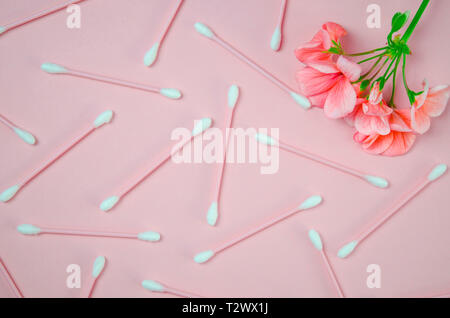 Produits d'hygiène : la fleur d'un géranium de couleur corail se situe dans le contexte d'une délicate couleur corail. Close-up Banque D'Images