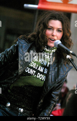 SHANIA TWAIN FONCTIONNE À LA SÉRIE DE CONCERTS D'après NBC au Rockfeller Center, NYC 2002 Photo de John Barrett/PHOTOlink Banque D'Images