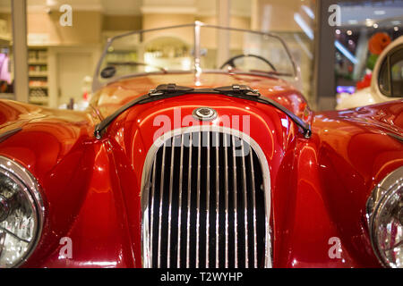 Poznan - Pologne / le 28 mars 2019, rouge, Convertible roadster Jaguar XK150 classique Banque D'Images