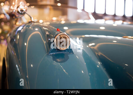 Concept d'une voiture décapotable bleu classique avec témoin de droite dans un foyer principal Banque D'Images