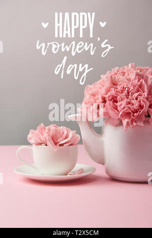 Oeillet rose fleurs en tasse et théière sur fond gris avec happy womens lettrage jour Banque D'Images