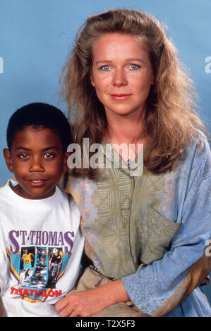 Marion Kracht und Jacques Hipplewith Promoshooting un zur ZDF-Serie 'Diese Drombuschs', ca. 1989. L'actrice allemande Marion Kracht avec acteur enfant Jacques Hipplewith faisant une séance photo promotionnelle pour la série télévisée 'Diese Drombuschs', ca. 1989. Banque D'Images