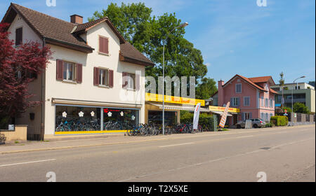 Bremgarten, Suisse - 16 juin 2018 : les bâtiments de la ville de Bremgarten le long Zurcherstrasse street Banque D'Images