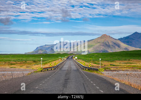 Un étroit pont sur la rivière glaciaire Jokulsa sur la Route 1 ou périphérique (Hringvegur) route nationale qui fait le tour de l'île et connecs à populaires Banque D'Images