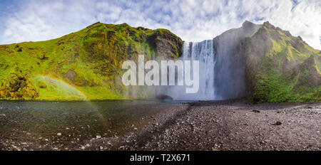 Vue panoramique de la Skogafoss, l'une des plus grandes cascades islandaise sur la rivière Skoga, attraction touristique populaire dans le sud de l'Islande, supplémentaire Scandin Banque D'Images