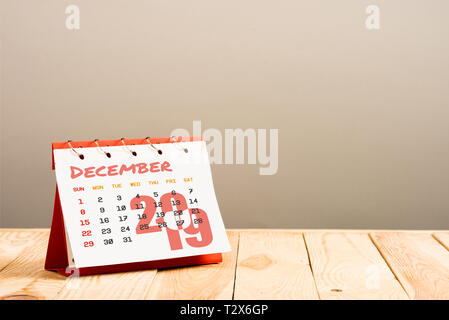 Calendrier avec lettrage Décembre 2019 isolé sur beige with copy space Banque D'Images