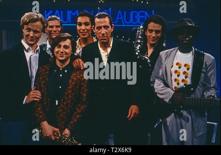 Stephan Remmler, deutscher Sänger, mit senneur Band, Deutschland ca. 1989. Le chanteur allemand Stephan Remmler avec son groupe, l'Allemagne ca. 1989. Banque D'Images