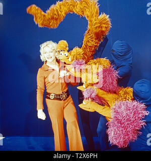 Line Renaud, französische Schauspielerin Sängerin und mit Puppe, ca. 1980. L'actrice et chanteuse française Line Renaud avec une marionnette, ca. 1980. Banque D'Images