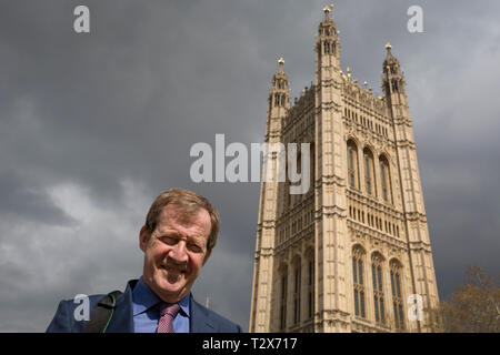 Le jour où le premier ministre Theresa peut se réunit avec leader travailliste Jeremy Corbyn dans une tentative de briser l'impasse au Parlement Brexit, portrait d'un militant ouvrier et ancien aide de Tony Blair, Alastair Campbell sous le Parlement, le 3 avril 2019, à Londres, en Angleterre. Banque D'Images