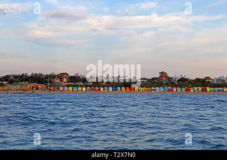 Visiter l'Australie. Vues et paysages scenics de l'Australie. Cabines de plage multicolores le long du Port Phillip Bay sur la péninsule de Mornington, à Melbourne. Banque D'Images