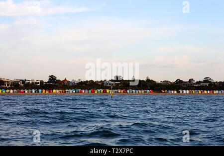 Visiter l'Australie. Vues et paysages scenics de l'Australie. Cabines de plage multicolores le long du Port Phillip Bay sur la péninsule de Mornington, à Melbourne. Banque D'Images