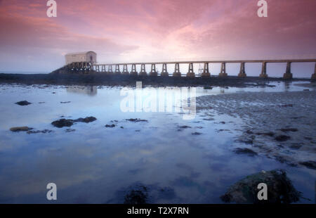 Coucher de soleil sur la station de sauvetage à Bembridge Pier 90, île de Wight, Angleterre Banque D'Images